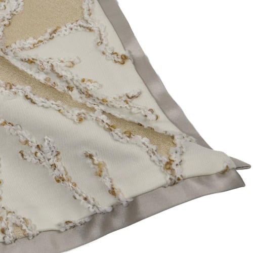 غطاء مخده بيج وذهبي بتطريز اوراق شجر