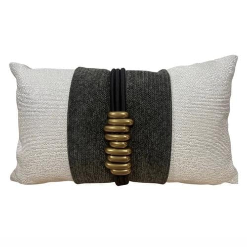 مجموعة اغطيه وسائد ذهبي و اسود برسمة الطاووس