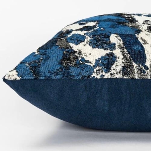 غطاء وسادة فاخر بنقشة تجريدية بدرجات الأزرق