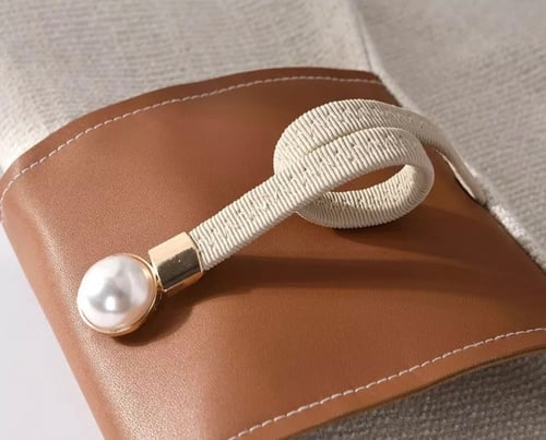 غطاء وسادة مودرن بحزام جلدي مزين باللؤلؤ