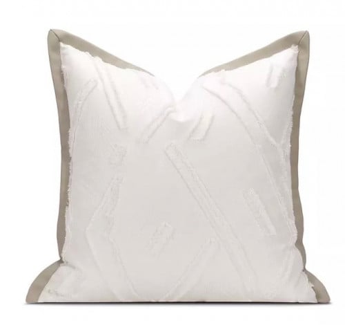 غطاء خدادية أبيض بحواف بيج أنيقة