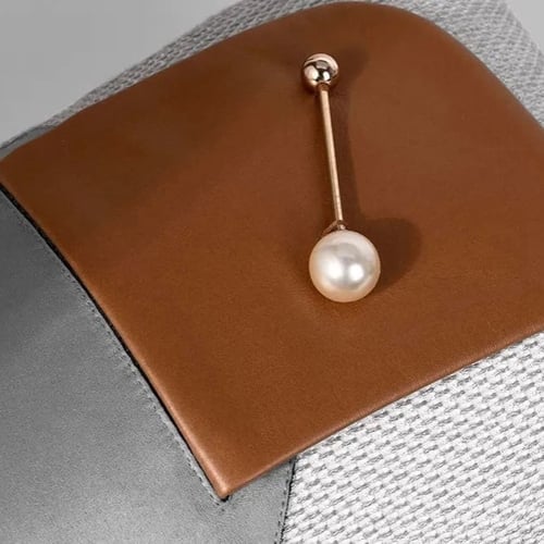 غطاء وسادة رمادي مزين بإكسسوار لؤلؤ