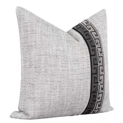 غطاء وسادة رمادي بتطريز روماني