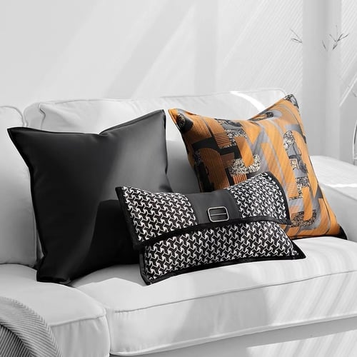 غطاء وسادة ابيض و اسود