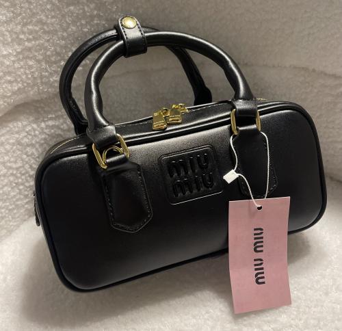miu miu اسود