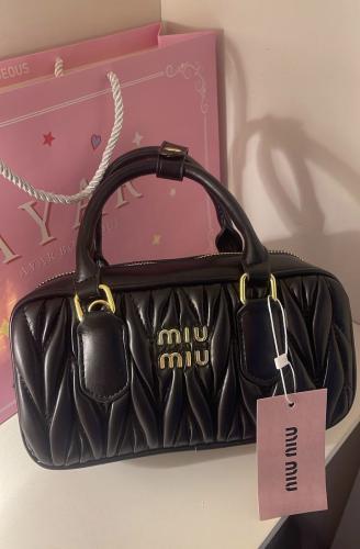 miu miu اسود