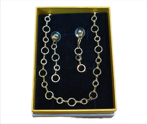 سلس اللون ذهبي مع حلق على شكل دوائر