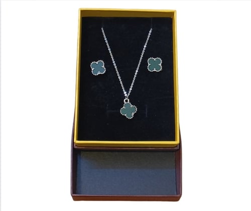 سلس اللون فضي مع حلق بلون اخضر غامق