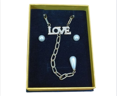 سلس اللون ذهبي بشكل LOVE مع كريستال مع حلق