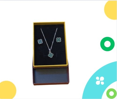 سلس اللون فضي مع حلق بلون اخضر غامق