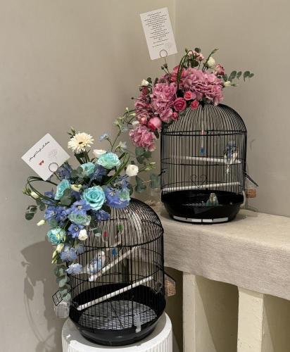 Husband of the rose birds with flower arrangement