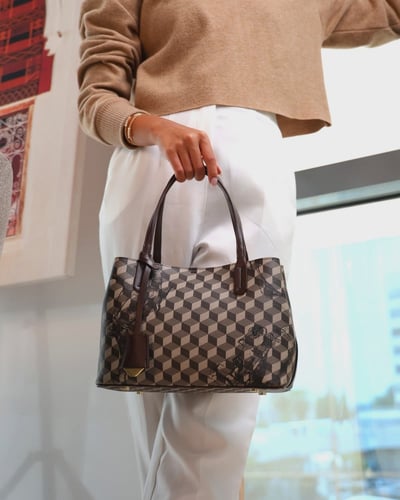 شنطة نسائية بتصميم تقليدي بلون بني