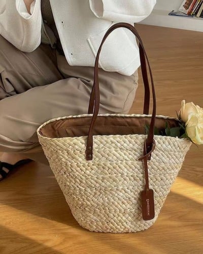 شنطة نسائية عصرية بلون أبيض