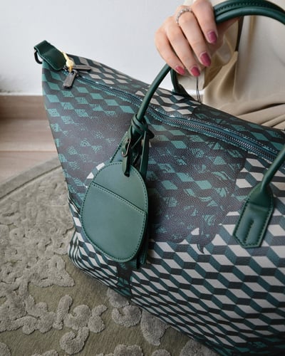 شنطة نسائية بتصميم كبير بلون أخضر