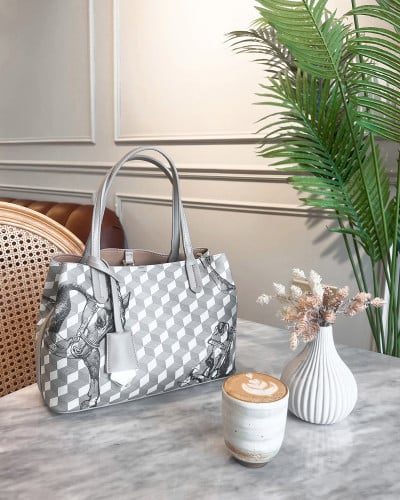 شنطة نسائية بتصميم تقليدي بلون رمادي