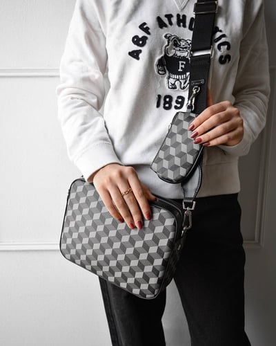 شنطة نسائية بتصميم كاجوال بلون أسود