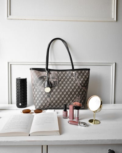 شنطة نسائية من الجلد بلون أسود