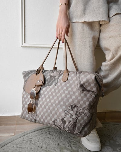 شنطة نسائية بتصميم كبير بلون بني