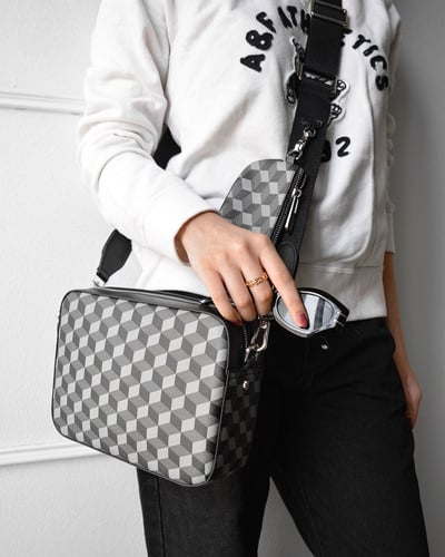 شنطة نسائية بتصميم كاجوال بلون أسود