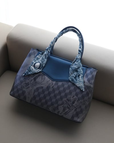 شنطة نسائية بتصميم كلاسيك بلون أزرق