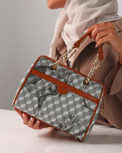 شنطة نسائية مميزة باللون الأسود