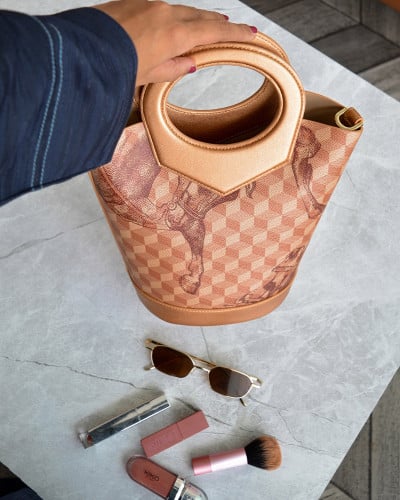 شنطة نسائية عصرية بلون بني