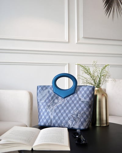 شنطة نسائية عصرية بلون أزرق