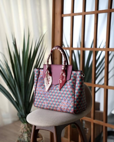 شنطة نسائية بتصميم كلاسيك بلون عودي