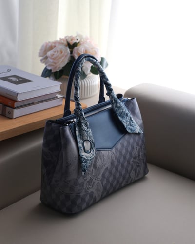 شنطة نسائية بتصميم كلاسيك بلون أزرق