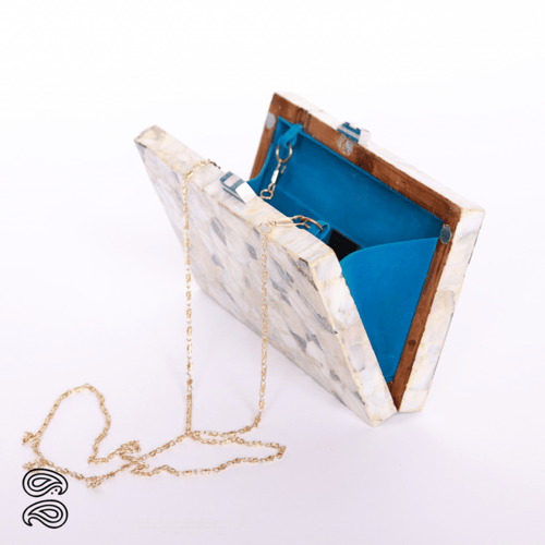 حقيبة الصدف الابيض والازرق