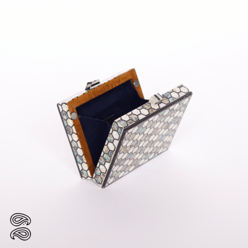 حقيبة الصدف الابيض والازرق