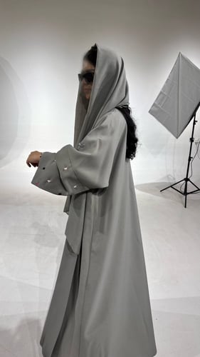 N23 عباية مزينه بتطريز يدوي (رمادي)