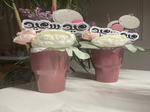 مق مزين بالورد مع مرايا وعبارة العيد