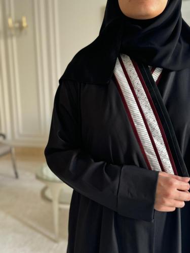 كتان اسود مع تفاصيل ابيضّ و مارون