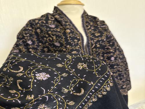 شال كشميري ناعم مزين بالتطريز اليدوي الكامل (٢)