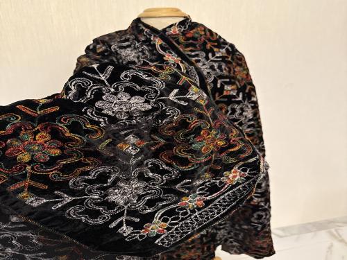 شال مخمل اسود مزين بالتطريز الكامل *1