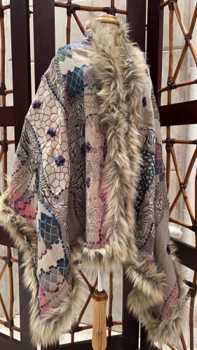 شال كشميري فخم مزين بالفرو *٧