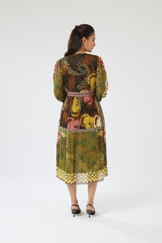 فستان بوهيمي بألوان ترابية دافئة