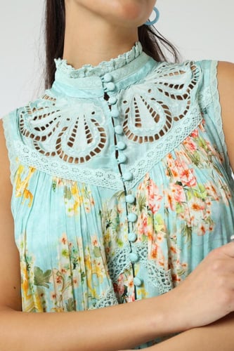 فستان أنثوي ناعم باللون الفيروزي