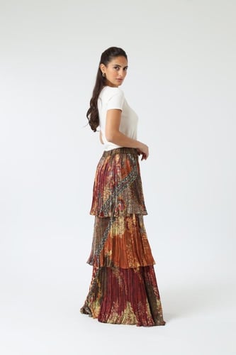 تنورة طويلة بطبقات كلوش