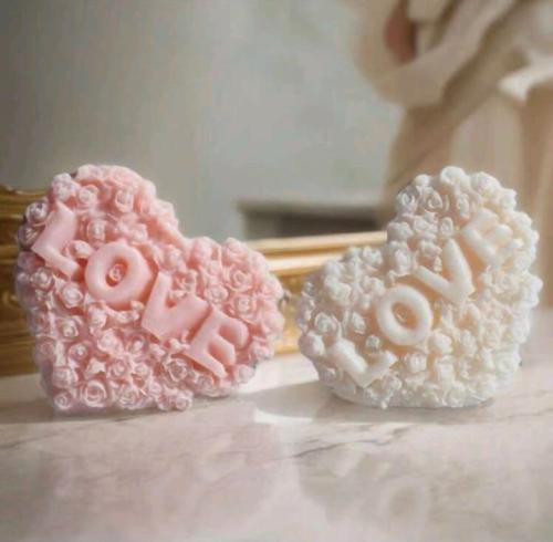 شمعة قلب بكلمة LOVE بارزة