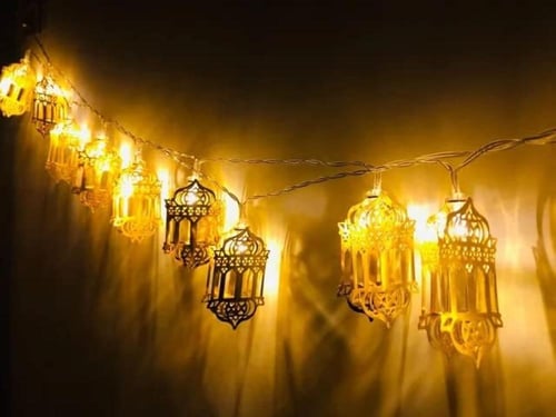 سلسلة أضواء LED لرمضان بتصميم فوانيس ذهبية