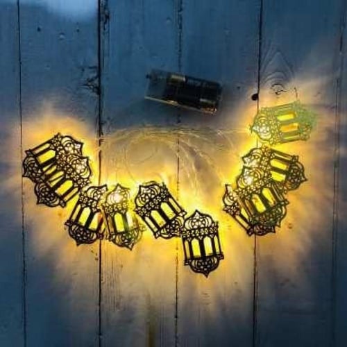 سلسلة أضواء LED لرمضان بتصميم فوانيس ذهبية
