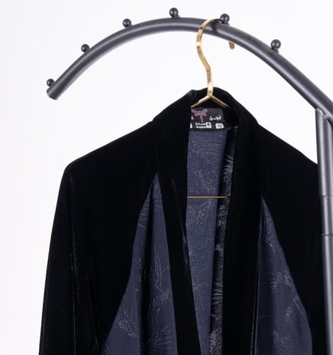 عباية مخمل فاخرة بتصميم بني منقوش ولمسات سوداء