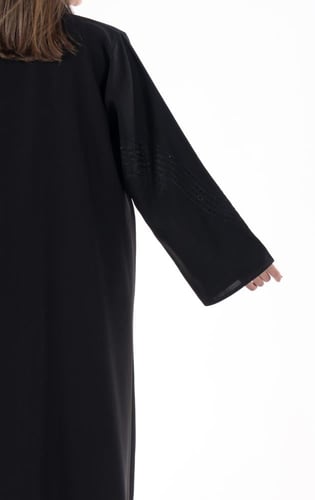 عباية سوداء منمت بتطريز يدوي أسود فاخر