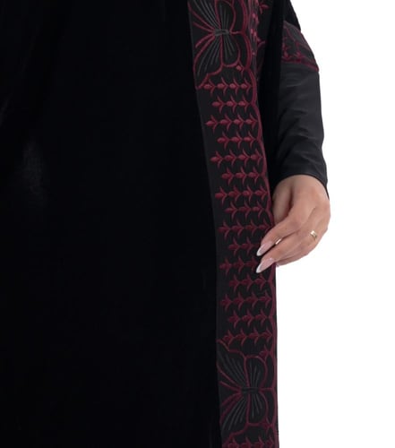 عباية مخمل فاخرة بتطريز عنّابي هندسي كم ستريتش