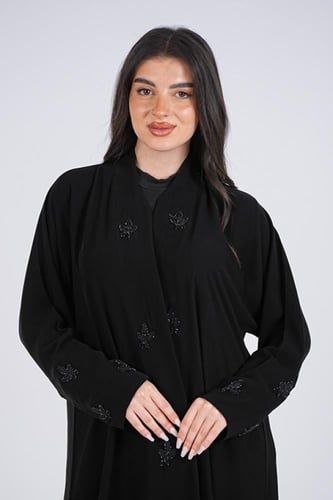 عباية سوداء بتطريز ناعم علي الواجهة والأكمام