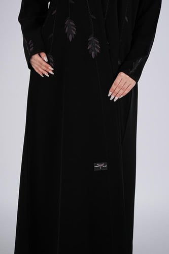 عباية سوداء بتطريز ورق الشجر باللون الاسود والوردي