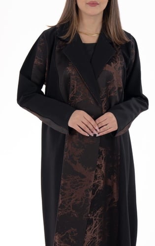 عباية بليزر سوداء بنقشة بنية على الواجهة والاكمام