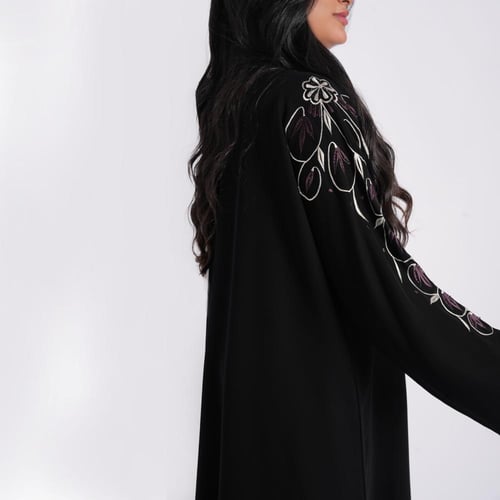 عباية سوداء مشجرة يدويا بالابيض والبنفسجي